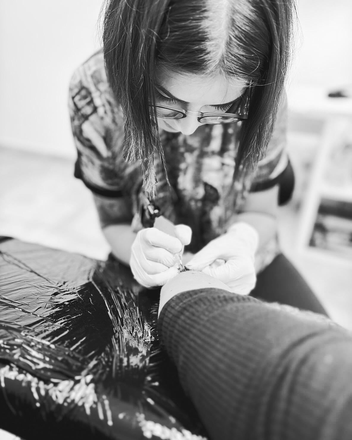 Astral Studio Ink - Künstler bei der Arbeit